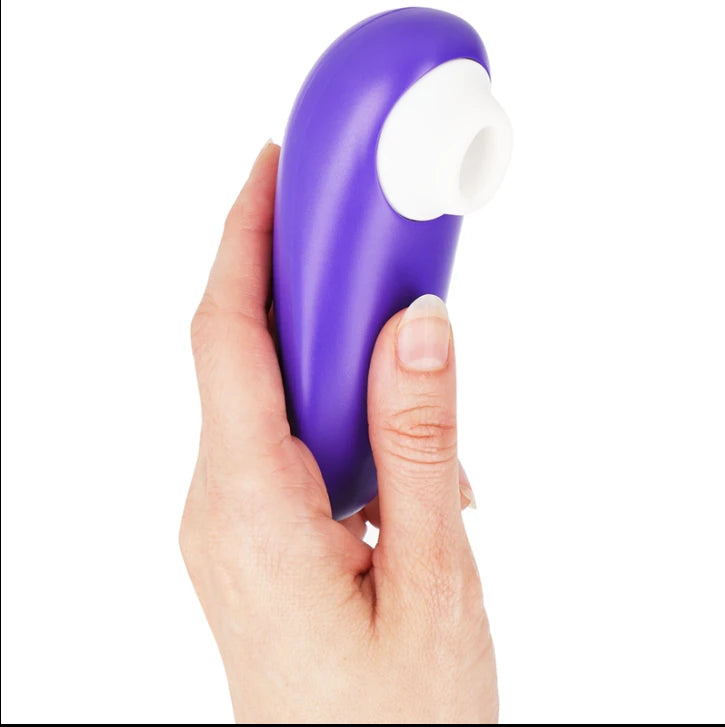 Womanizer Starlet 3 violet tenu en main, stimulateur clitoridien Pleasure Air à embout blanc silicone