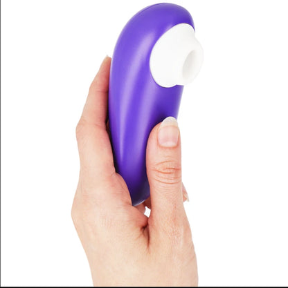 Womanizer Starlet 3 violet tenu en main, stimulateur clitoridien Pleasure Air à embout blanc silicone