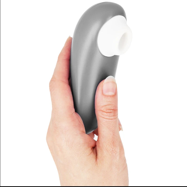 Stimulateur clitoridien sans contact gris à embout blanc en silicone, tenu en main