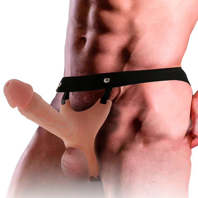 Personne portant un strap-on en silicone avec godemichet creux fixé à un harnais noir ajustable autour de la taille