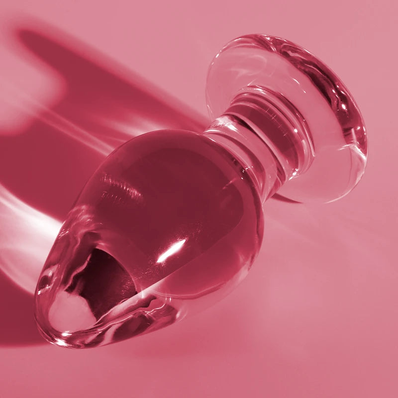 Gros plan godemichet en verre rose avec embout arrondi et base élargie sécurisée – sextoy en verre body-safe