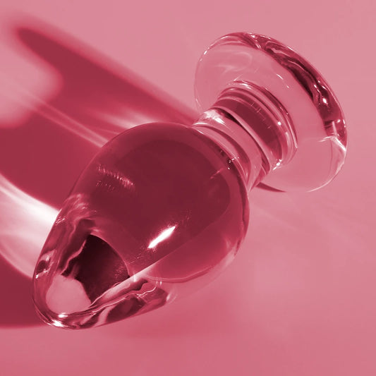 Gros plan godemichet en verre rose avec embout arrondi et base élargie sécurisée – sextoy en verre body-safe