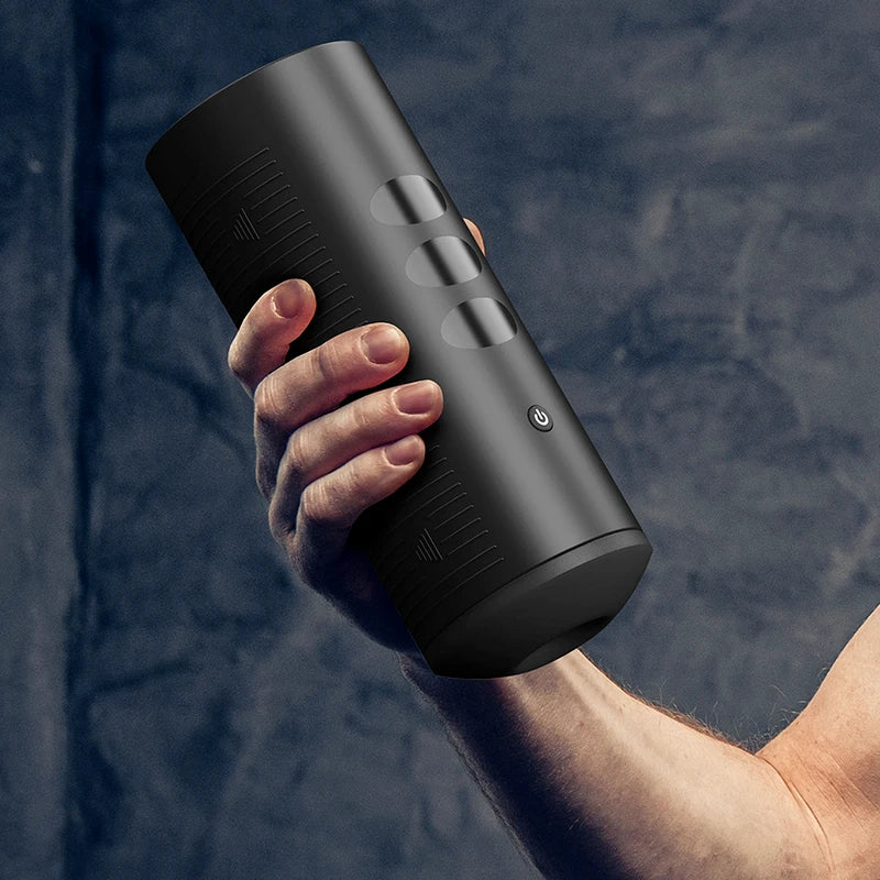 Kiiroo Titan tenu en main, format ergonomique du masturbateur interactif