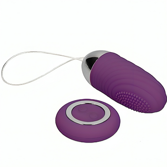 Œuf vibrant violet en silicone texturé, forme ovoïde compacte, présenté avec télécommande ronde assortie et cordon de retrait translucide