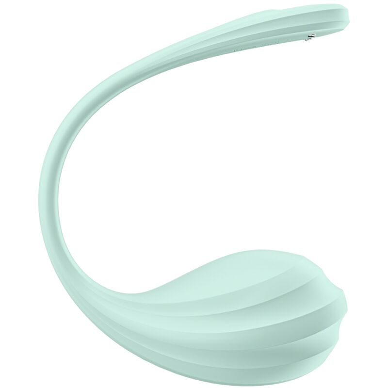 Satisfyer Smooth Petal en silicone vert menthe présenté sous un angle courbé, mettant en évidence la flexibilité du corps