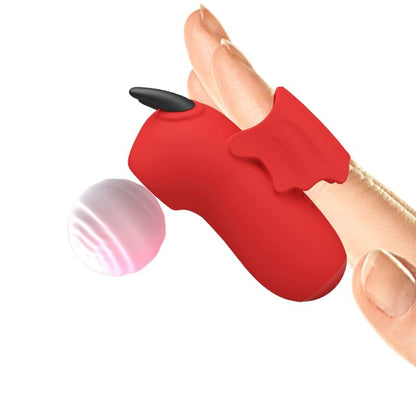 Mini stimulateur clitoridien rouge présenté sous un autre angle, mettant en valeur la tête de stimulation et la surface lisse prise en main