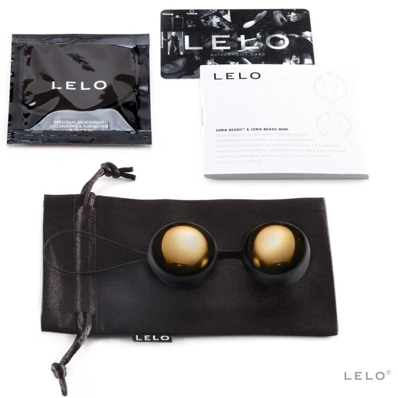 Boules dorées Lelo avec cordon noir, pochette noire et documentation posées sur fond clair