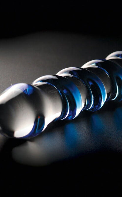 Icicles No.05 – détail macro nervures hélicoïdales bleues en verre soufflé borosilicate surface lisse