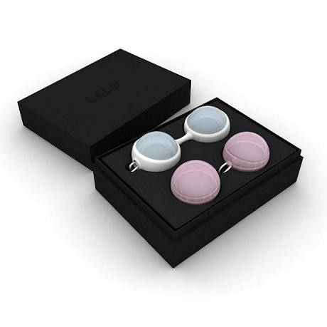 Coffret noir ouvert contenant quatre boules de Geisha pastel bleu et rose avec tiges blanches