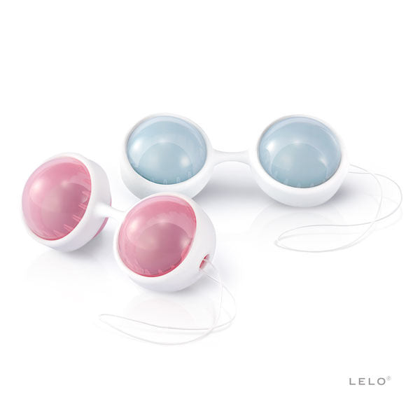 Quatre demi-boules rose et bleu disposées séparément sur fond blanc