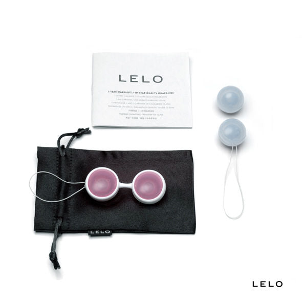 Boules de Geisha rose et bleu avec tige blanche posées devant une pochette noire LELO et carte produit