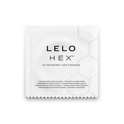 Sachet carré blanc LELO HEX avec inscription noire et motif hexagonal discret
