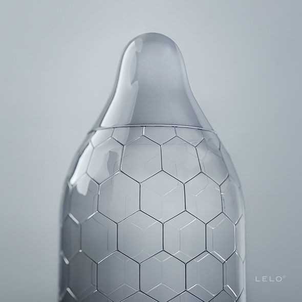 Préservatif transparent avec motif hexagonal visible sur la surface