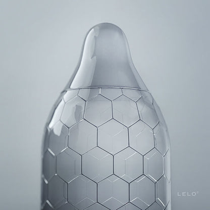 Préservatif transparent avec motif hexagonal visible sur la surface