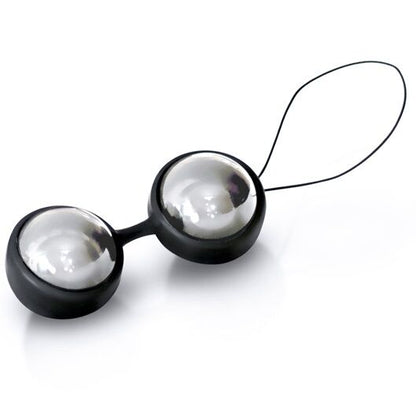 Deux boules argentées reliées par un cordon noir